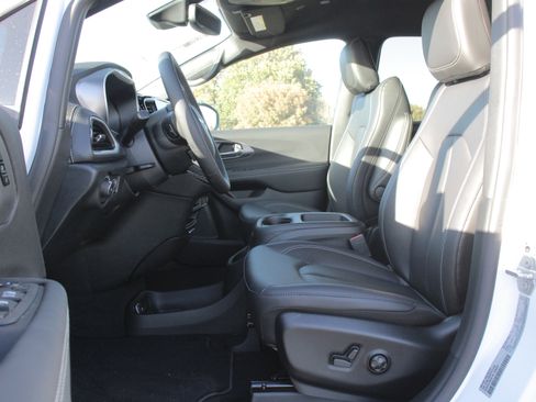 New 2026 Chrysler Pacifica Select image 3