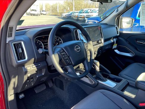 Used 2025 Nissan Frontier SV image 8