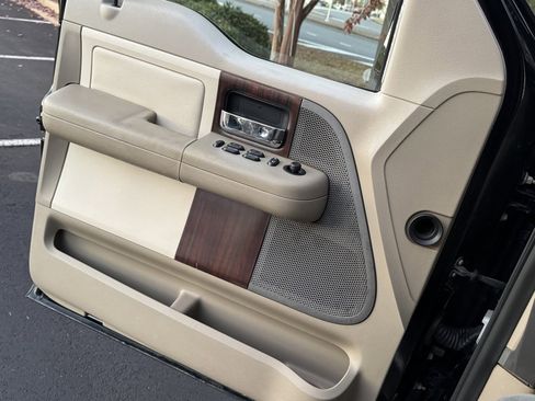 Used 2006 Lincoln Mark LT 4x4 image 23