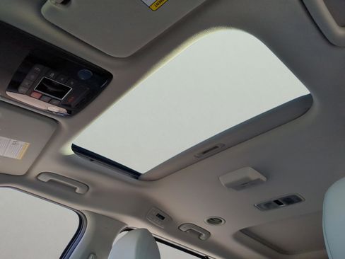 Certified 2025 Kia Carnival SX Prestige image 12