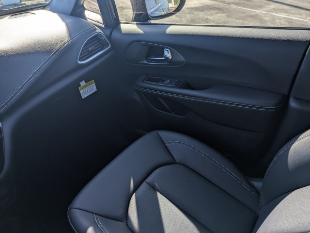 New 2026 Chrysler Pacifica Select FWD image 17
