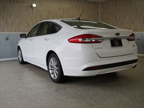 Used 2017 Ford Fusion SE w/ Fusion SE Technology Package image 10