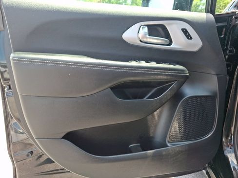 Used 2025 Chrysler Pacifica Limited FWD image 13