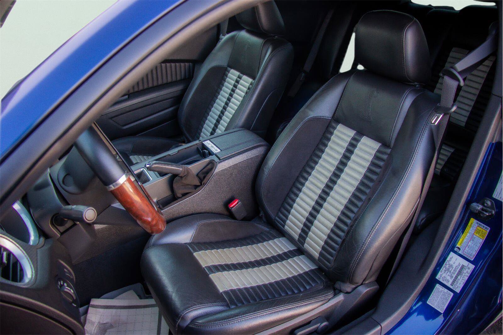 Used 2010 Ford Mustang Shelby GT500 RWD image 5