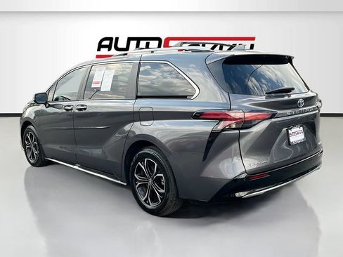 Used 2025 Toyota Sienna Platinum AWD/4WD image 5