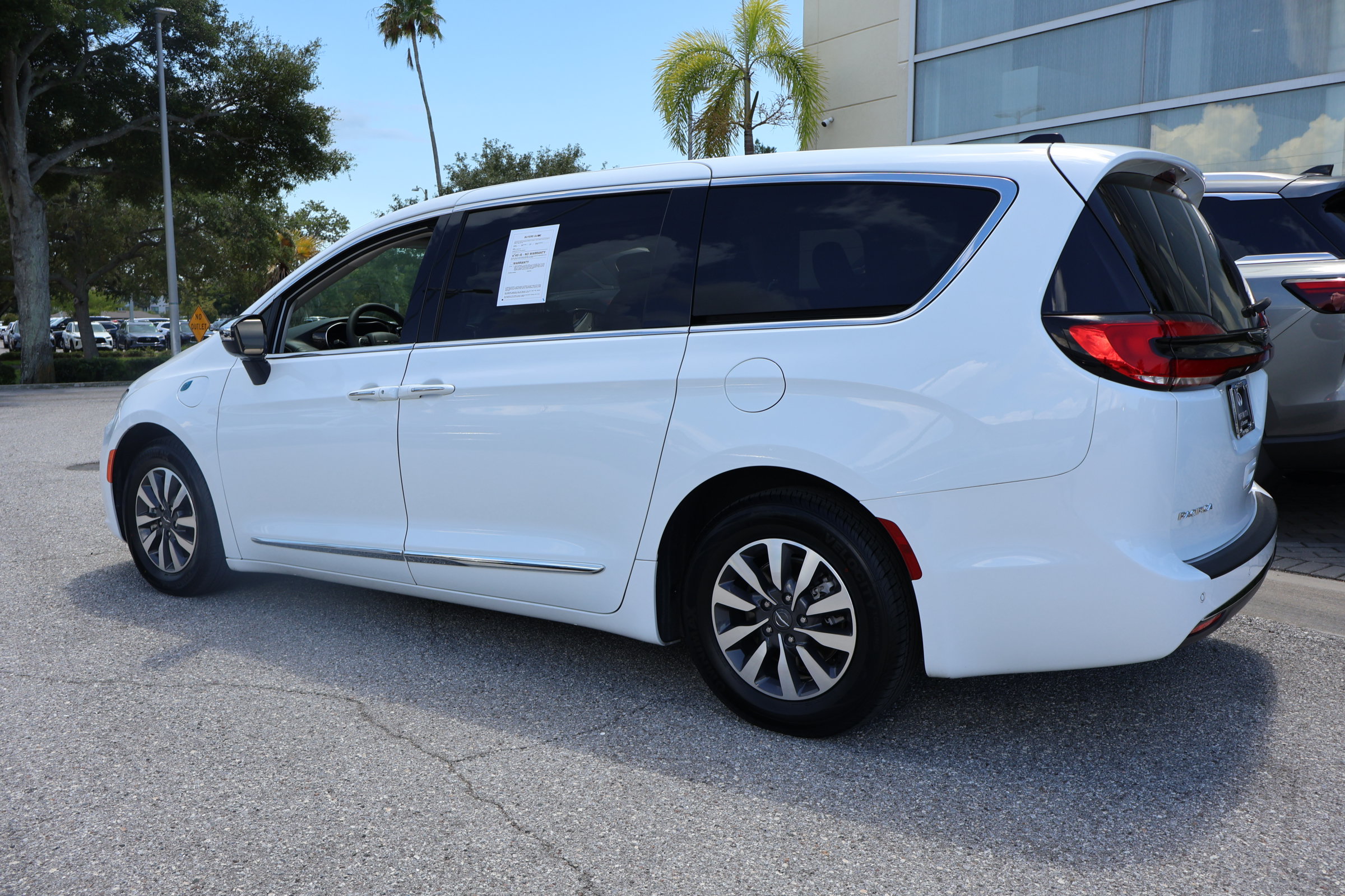 Used 2023 Chrysler Pacifica Limited FWD image 7