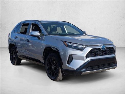 Used 2022 Toyota RAV4 SE image 3