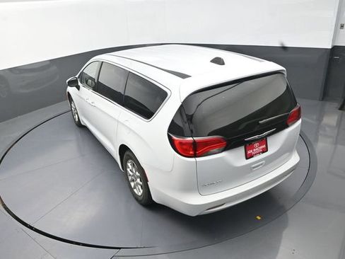 Used 2023 Chrysler Voyager LX image 27