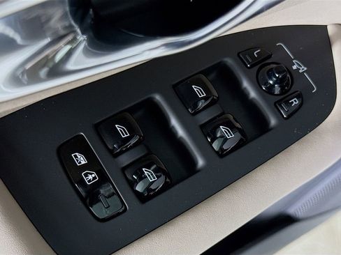 New 2026 Volvo XC90 B6 Plus w/ Protection Package Premier AWD/4WD image 17