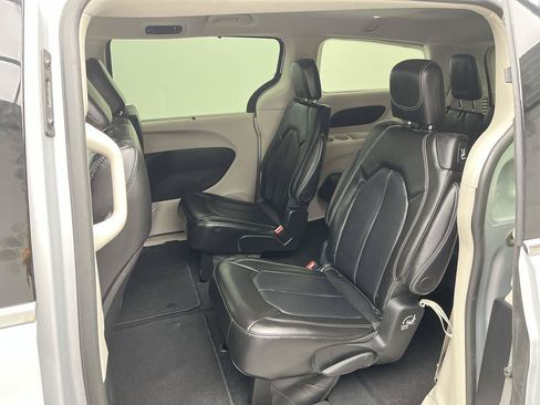 Used 2024 Chrysler Pacifica Touring-L FWD image 10