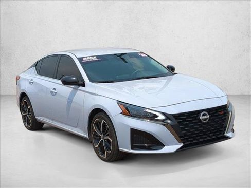 Used 2025 Nissan Altima 2.5 SR AWD/4WD image 3