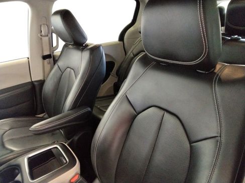 Used 2023 Chrysler Pacifica Touring-L image 29