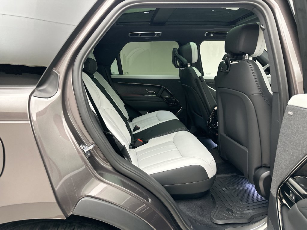 New 2027 Land Rover Range Rover Sport Dynamic SE AWD/4WD image 7