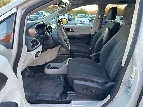 Used 2017 Chrysler Pacifica Touring image 9