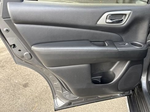 Used 2018 Nissan Pathfinder Platinum image 33