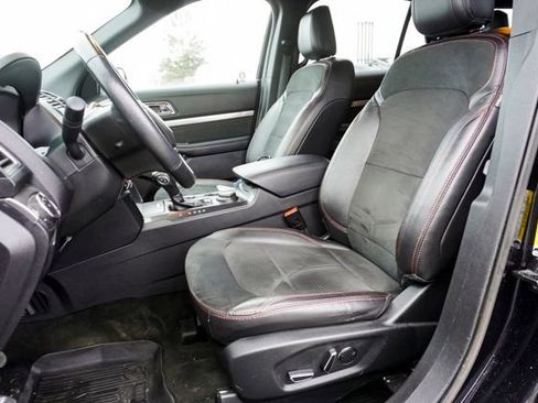 Used 2018 Ford Explorer XLT w/ XLT Appearance Package image 16