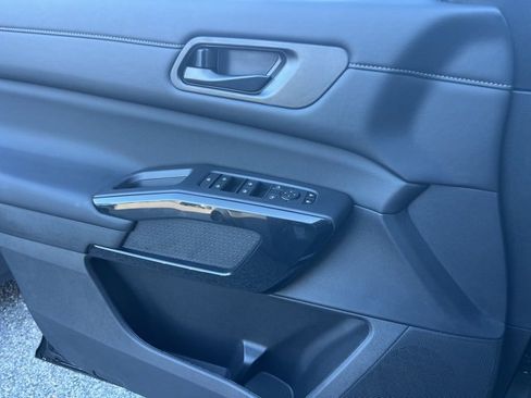 New 2025 Nissan Pathfinder SV image 6