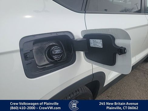 Certified 2025 Volkswagen Taos SE image 32