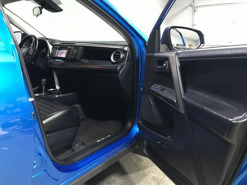 Used 2018 Toyota RAV4 XLE FWD image 12
