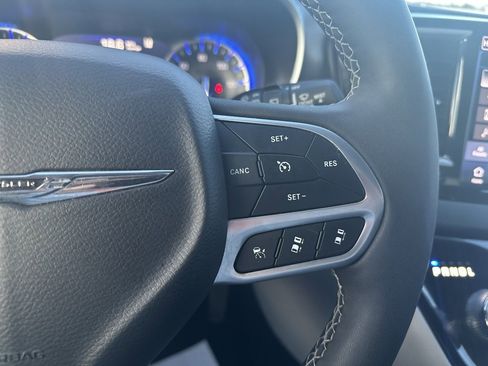 Used 2024 Chrysler Pacifica Touring-L image 25