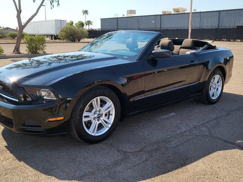 Used 2014 Ford Mustang Convertible RWD image 31