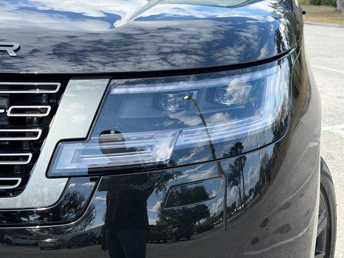Used 2025 Land Rover Range Rover SE image 9