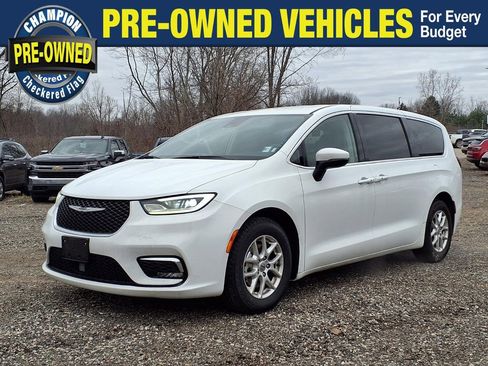 Used 2023 Chrysler Pacifica Touring-L FWD image 1