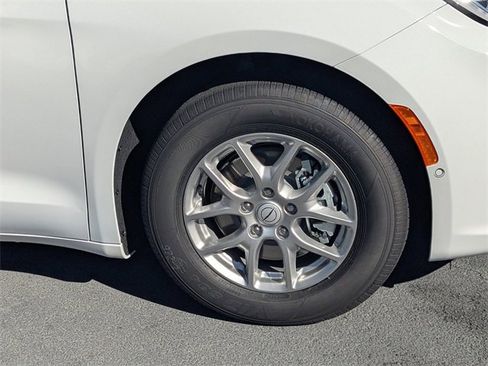New 2026 Chrysler Pacifica Select image 11