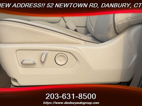 Used 2023 GMC Yukon XL Denali AWD/4WD image 10