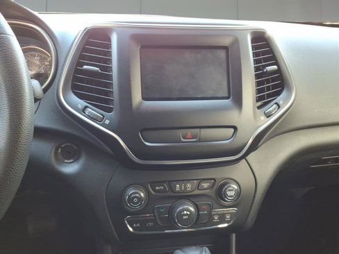 Used 2019 Jeep Cherokee Latitude w/ Popular Appearance Group image 5