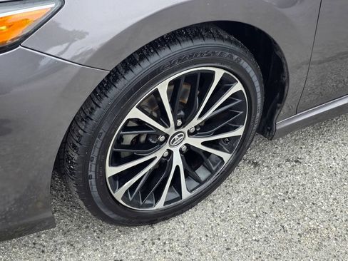 Used 2019 Toyota Camry SE FWD image 11