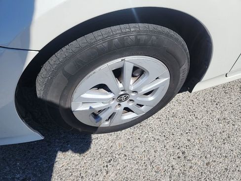 Used 2016 Toyota Prius Two image 9