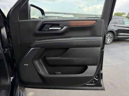 Used 2025 GMC Yukon XL Denali AWD/4WD image 13