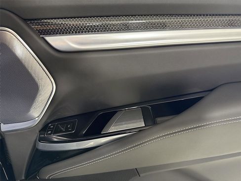 Used 2025 Cadillac Escalade ESV V w/ LPO, ONYX Package image 32