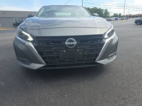 Used 2025 Nissan Altima 2.5 SV FWD image 2