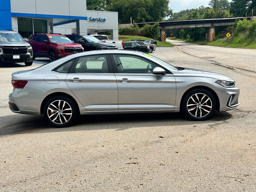 Used 2025 Volkswagen Jetta SE FWD image 2