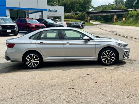 Used 2025 Volkswagen Jetta SE FWD image 2