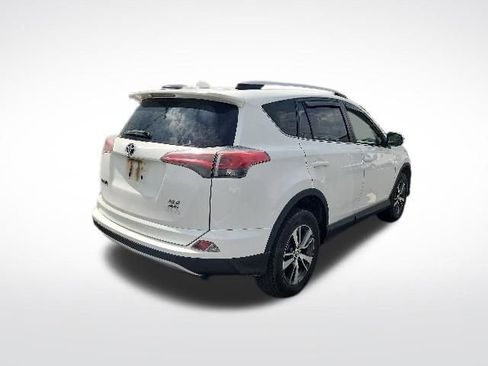 Used 2017 Toyota RAV4 XLE AWD/4WD image 5
