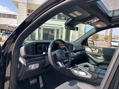 Used 2025 Mercedes-Benz GLS 450 4MATIC image 9