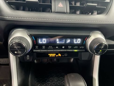 Used 2021 Toyota RAV4 LE AWD/4WD image 16