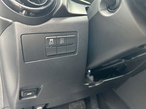 Used 2020 Toyota Yaris L image 22