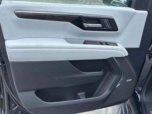 Used 2025 Chevrolet Tahoe Premier RWD image 14