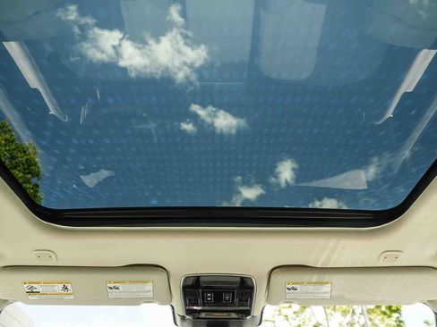 New 2026 Land Rover Range Rover Long Wheelbase SE AWD/4WD image 13