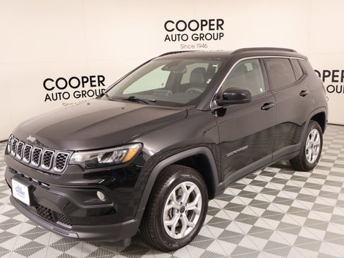Used 2025 Jeep Compass Latitude w/ Sun & Sound Group AWD/4WD image 10
