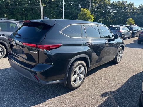 Used 2021 Toyota Highlander LE AWD/4WD image 4