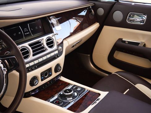 Used 2018 Rolls-Royce Dawn image 26