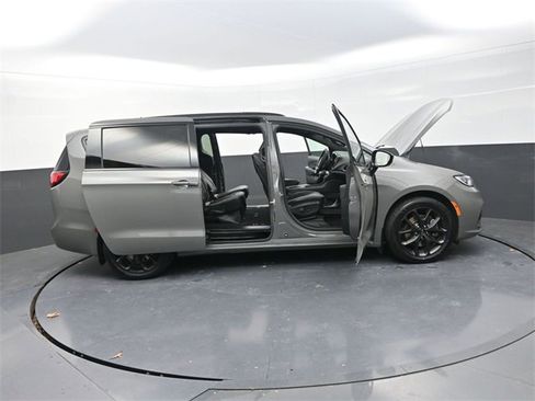 Used 2023 Chrysler Pacifica Limited w/ Uconnect Theater Family Group image 40