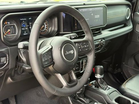 Used 2025 Jeep Gladiator Sport AWD/4WD image 18