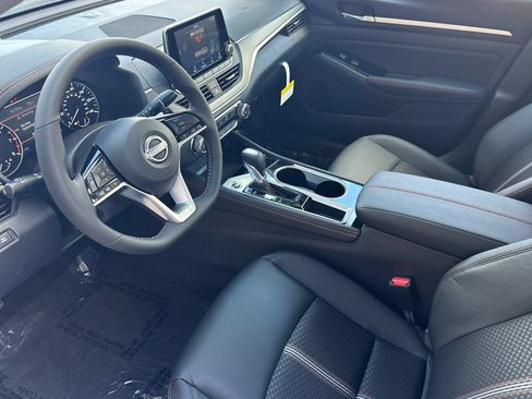 Certified 2025 Nissan Altima 2.5 SR FWD image 10
