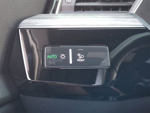 Used 2022 Audi e-tron Premium Plus image 30